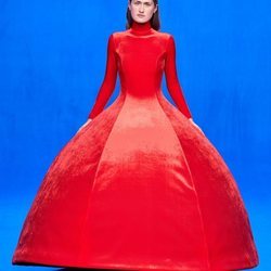 Vestido largo de terciopelo rojo de la colección otoño/invierno 2020 de Balenciaga