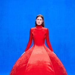 Vestido largo de terciopelo rojo de la colección otoño/invierno 2020 de Balenciaga