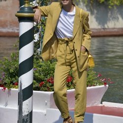 Arizona Muse con un traje fluido a su llegada a la Mostra de Venecia