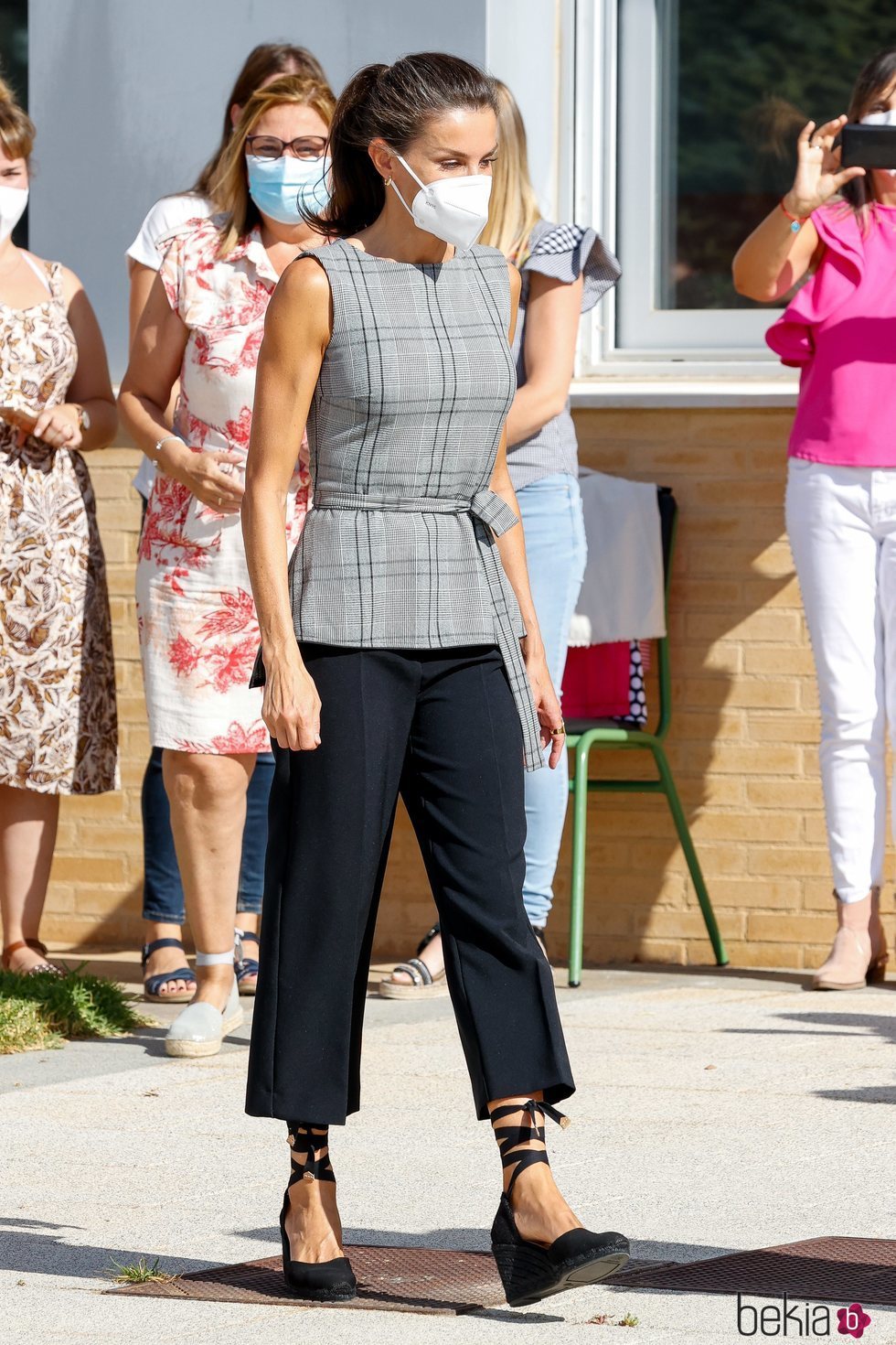 La Reina Letizia con un look casual en el instituto EGA de Navarra