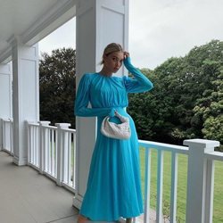 Elsa Hosk con vestido de ROTATE y bolso y zapatos de Bottega Veneta