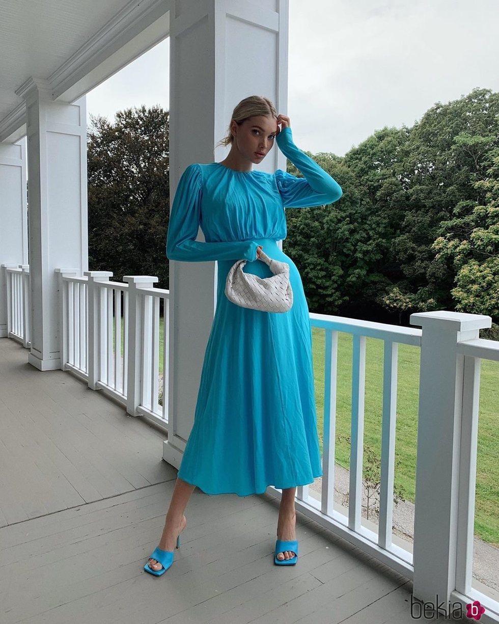 Elsa Hosk con vestido de ROTATE y bolso y zapatos de Bottega Veneta
