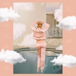Sofia Richie posando con chándal de poliester rosa de la colección de Kappa x Juicy Couture