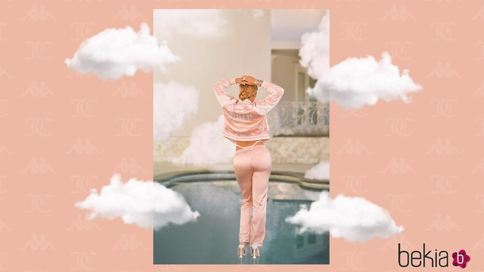 Sofia Richie posando con chándal de poliester rosa de la colección de Kappa x Juicy Couture