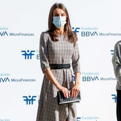 La Reina Letizia con un vestido de cuadros en un acto del Banco BBVA
