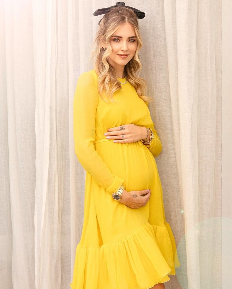 Chiara Ferragni presume de embarazo con un vestido amarillo de Giambattista Valli