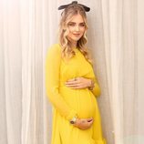 Chiara Ferragni presume de embarazo con un vestido amarillo de Giambattista Valli
