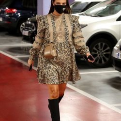 Paula Echevaría luciendo el dúo vestido y botas altas en un parking de Madrid