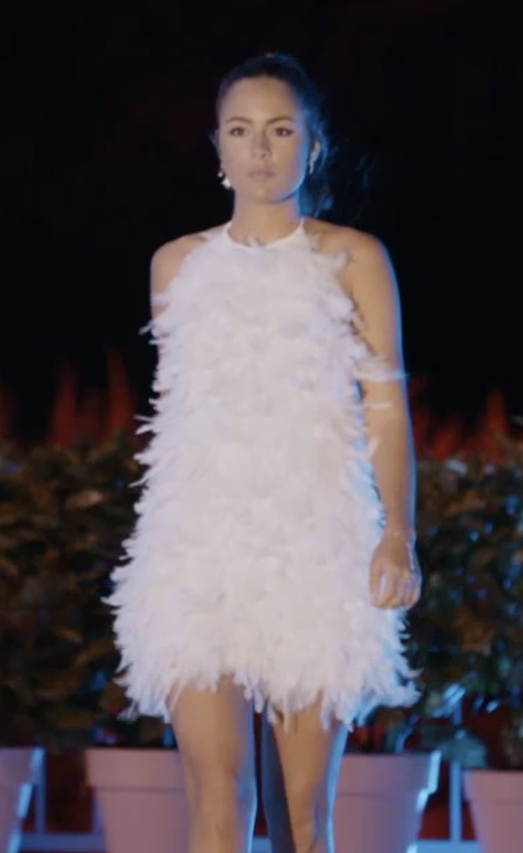 Melyssa Pinto con un vestido blanco de plumas de Hinsomnia en 'La isla de las tentaciones: tres meses después'