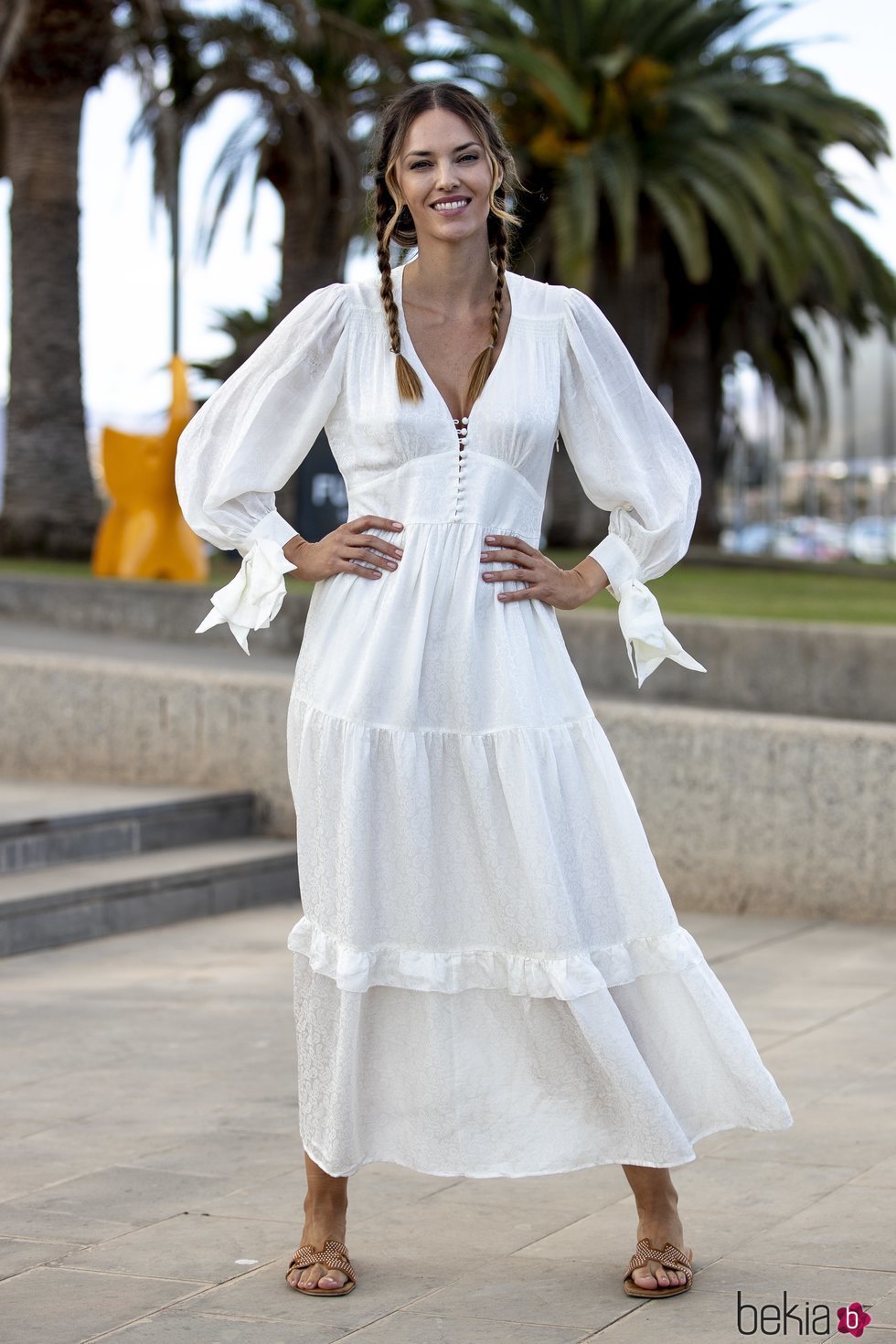 Helen Lindes con un vestido blanco estilo ibicenco en la Gran Canaria Moda Cálida 2020