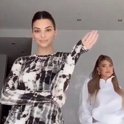 Kendall Jenner con un dos piezas de estampado tie-dye de Beau Souci