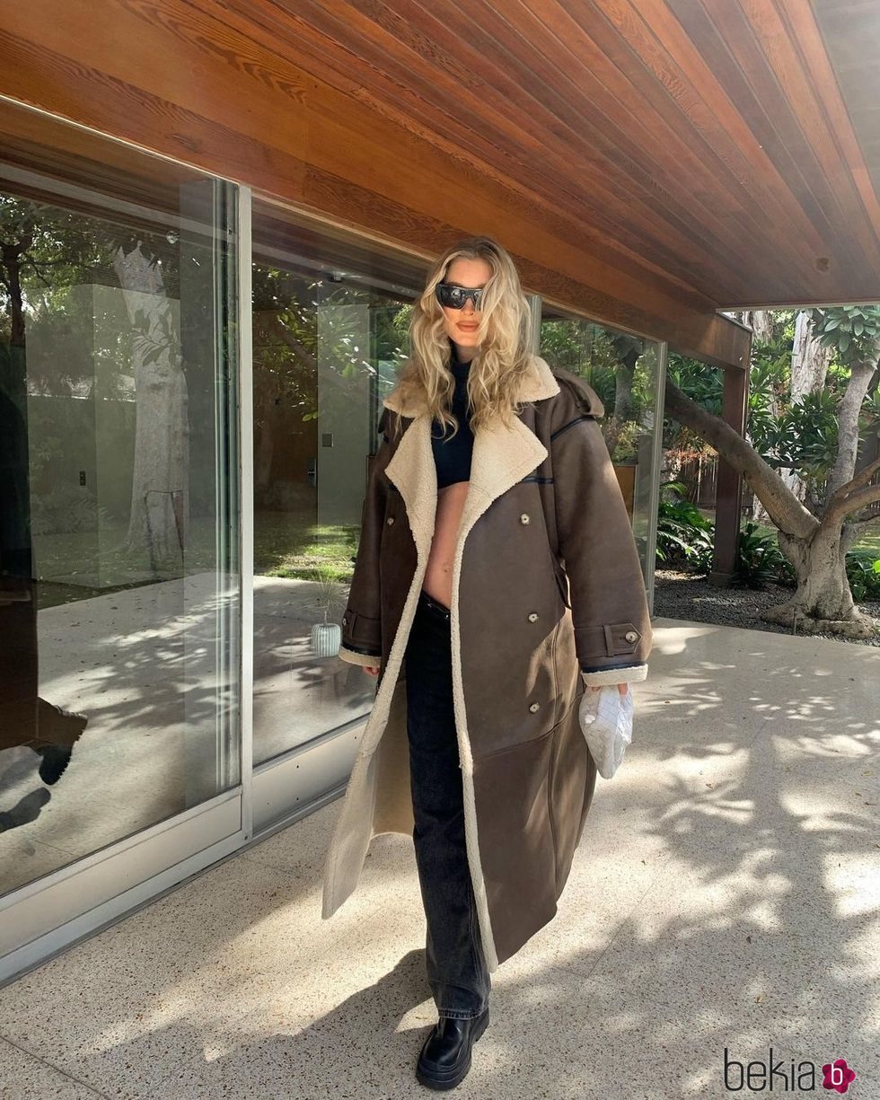 Elsa Hosk con una chaqueta de aviador versión abrigo en Los Ángeles