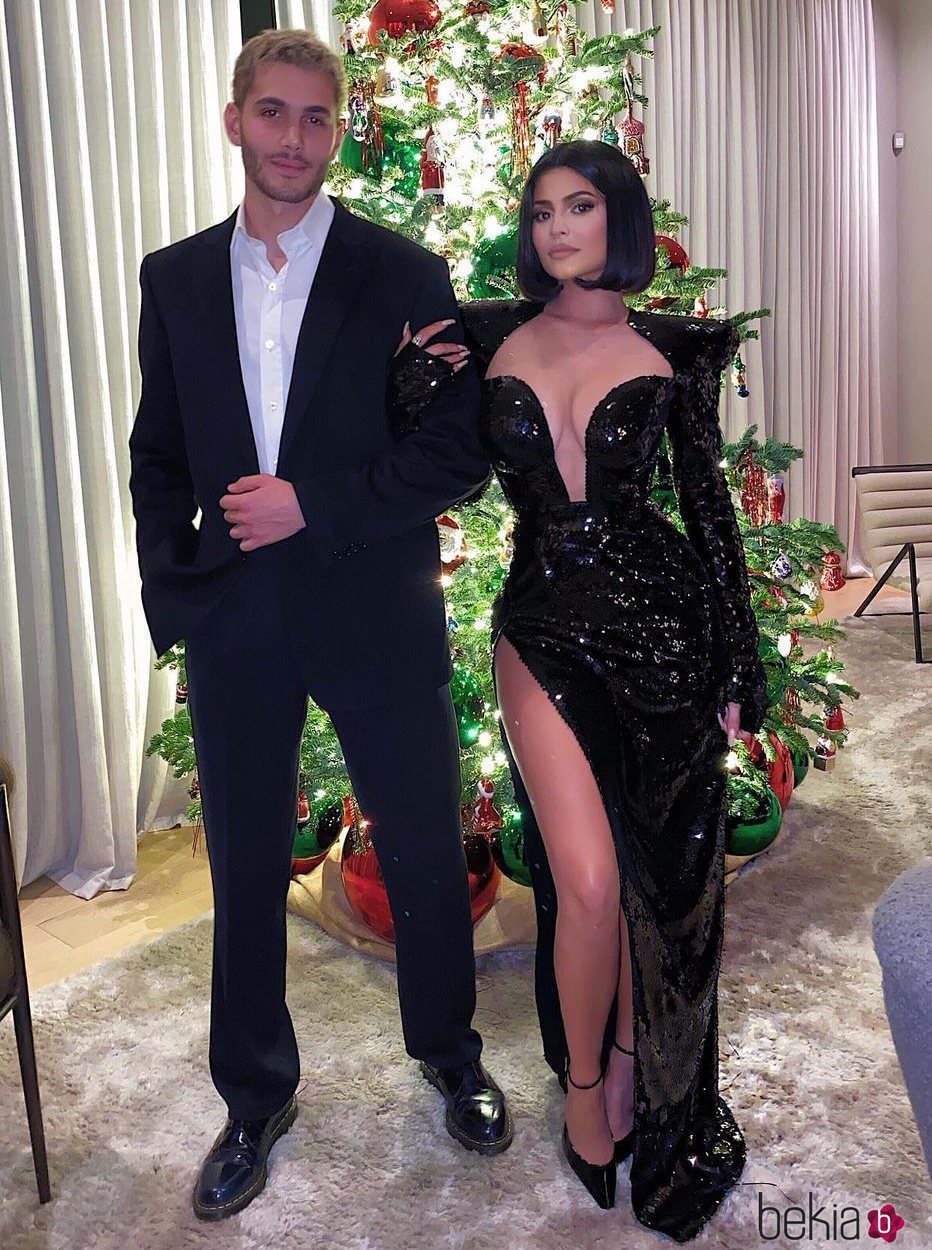 Kylie Jenner con un vestido negro de paillettes de Bailmain en el cumpleaños de Diddy