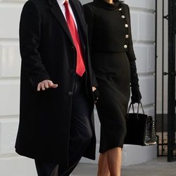 Melania Trump con un total look negro en su último día como Primera Dama de los EE.UU.
