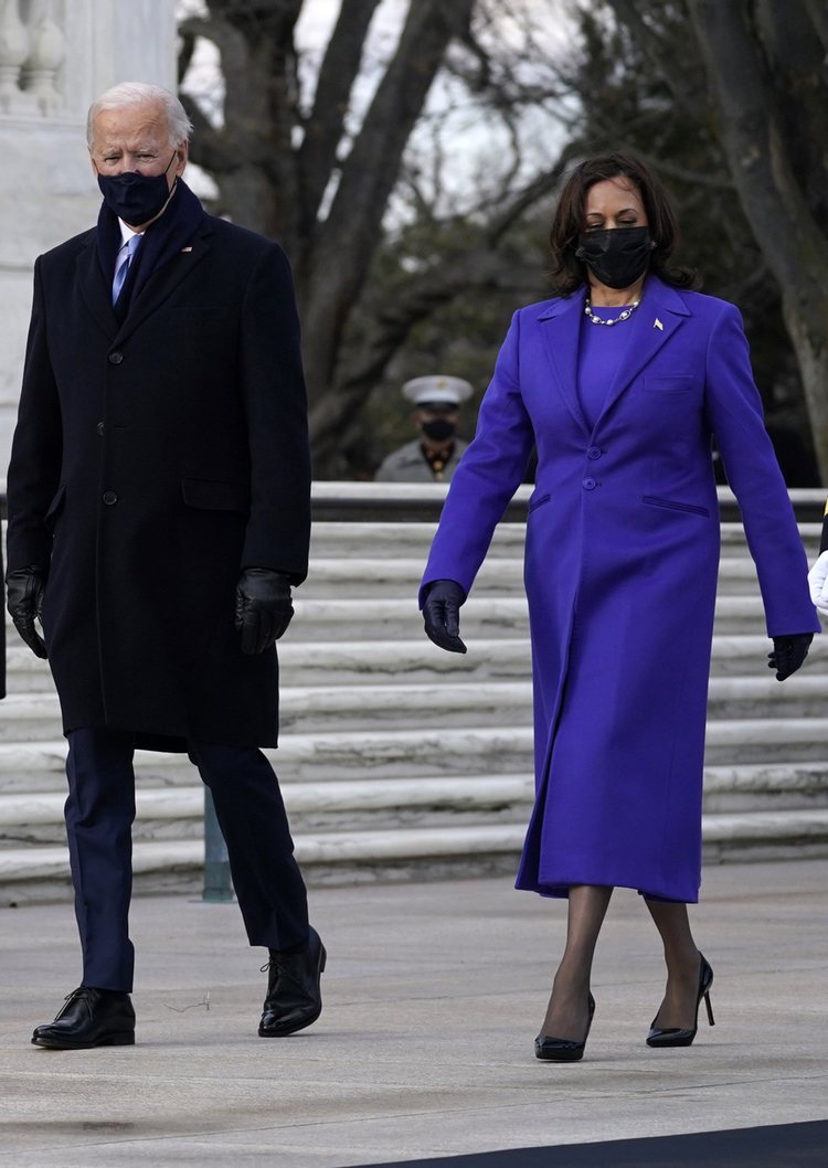 Kamala Harris vestida de Christopher John en la toma de posesión de Joe Biden