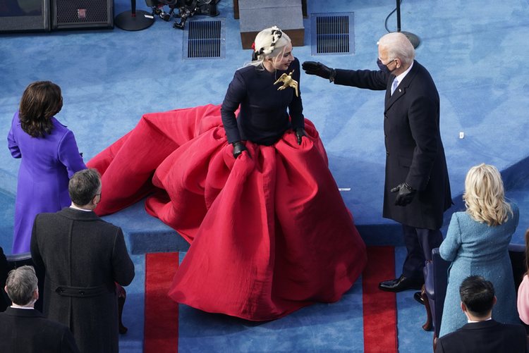 Lady Gaga vestida de Schiaparelli en la toma de posesión de Joe Biden