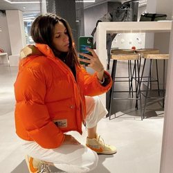 Laura Matamoros con un abrigo naranja de The North Face