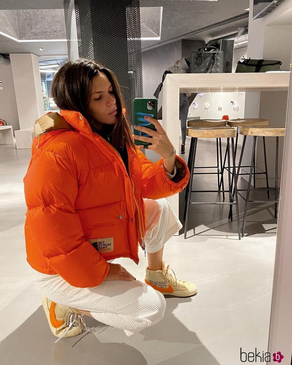 Laura Matamoros con un abrigo naranja de The North Face