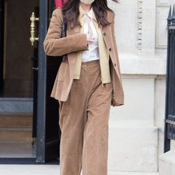 Bella Hadid con un traje de pana durante la Semana de la Moda Alta Costura de París