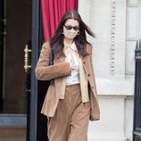 Bella Hadid con un traje de pana durante la Semana de la Moda Alta Costura de París