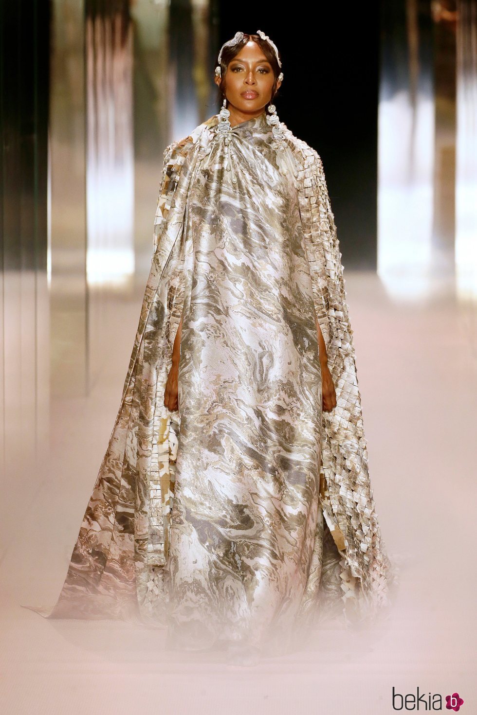 Look 19 (Naomi Campbell) de la colección Alta Costura primavera/verano 2021 de Fendi