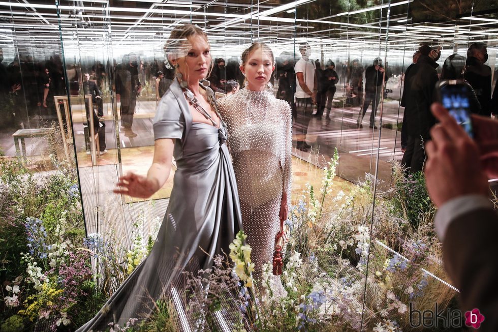 Kate Moss y su hija Lila Grace en el desfile de la colección Alta Costura primavera/verano 2021 de Fendi