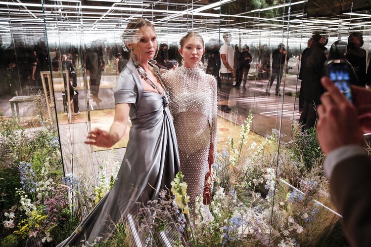 Kate Moss y su hija Lila Grace en el desfile de la colección Alta Costura primavera/verano 2021 de Fendi