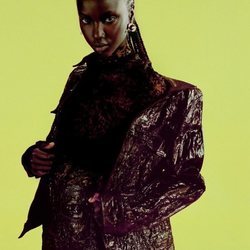 Anok Yai con un total look marron en la campaña primavera/verano 2021 de Givenchy