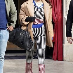 Bella Hadid con un look estampado a rayas en París