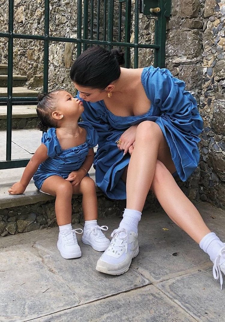 Kylie Jenner y Stormi con vestido azul fruncido durante unas vacaciones en Italia
