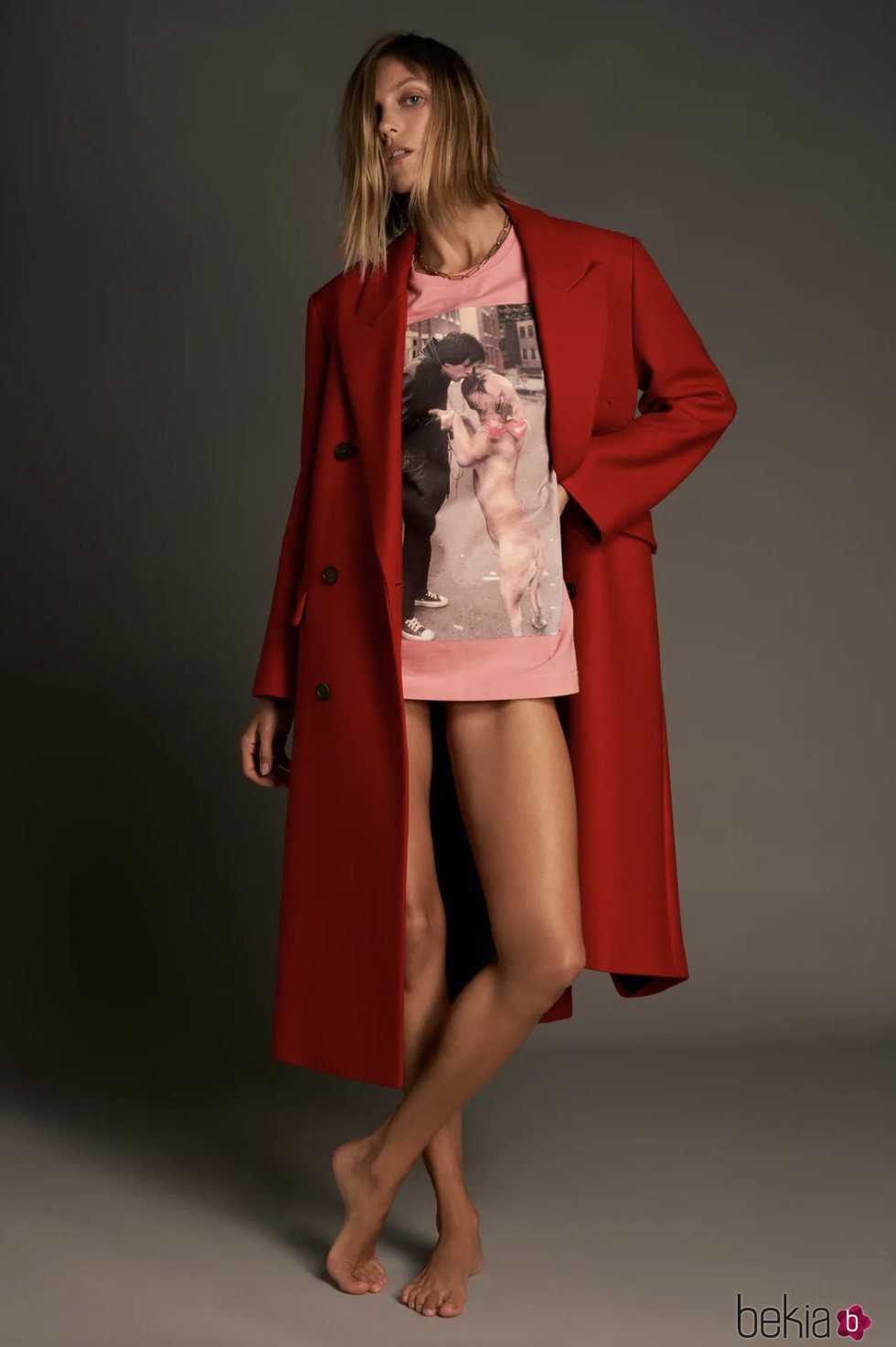 Abrigo oversize de lana en color rojo de la coleccion 'Love' de Zara