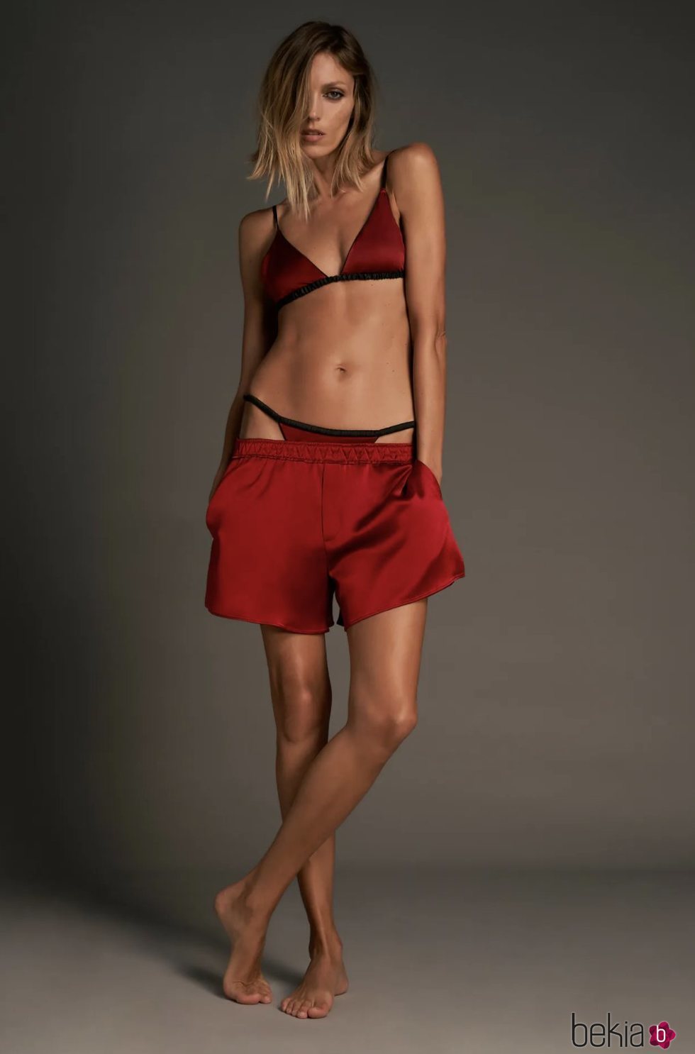 Shorts satén en color rojo de la colección 'Love' de Zara