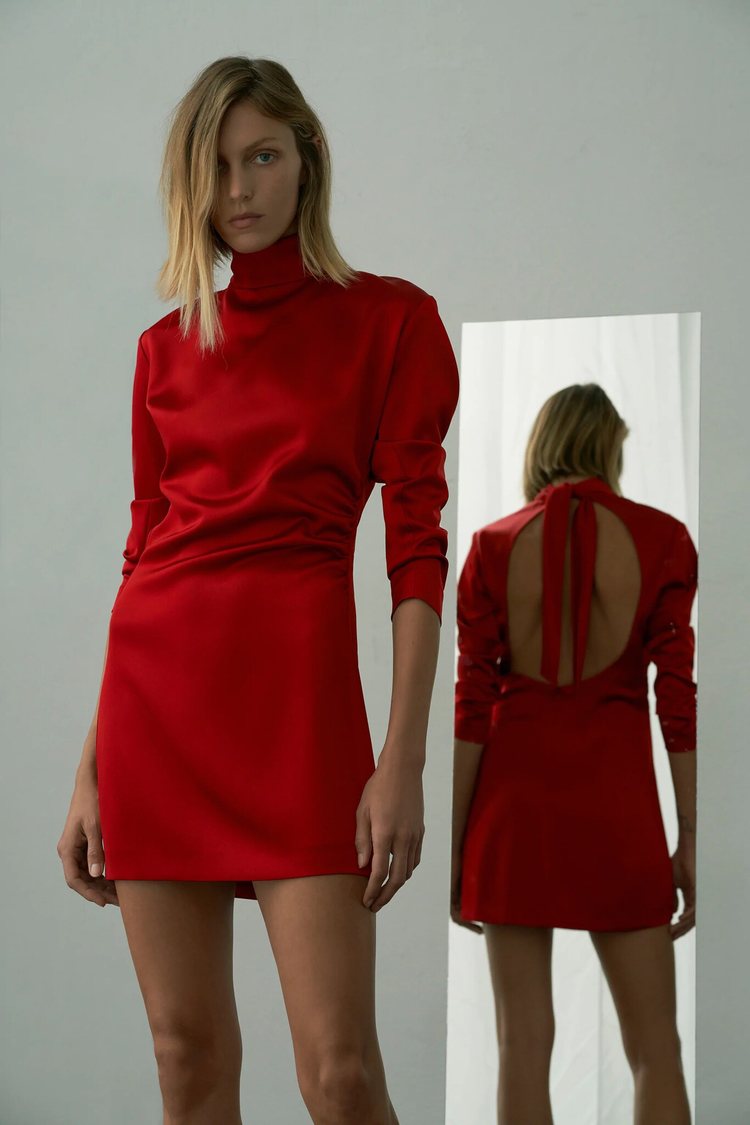 Vestido de satén rojo de la colección 'Love' de Zara