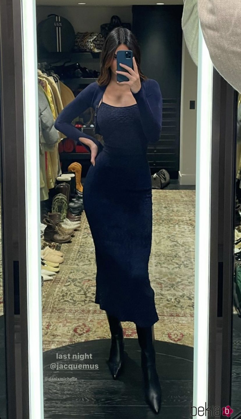 Kendall Jenner con un vestido ajustado azul marino de Jacquemus