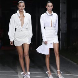 Bella Hadid y Kendall Jenner desfilando para Off White en su colección primvavera/verano 2019