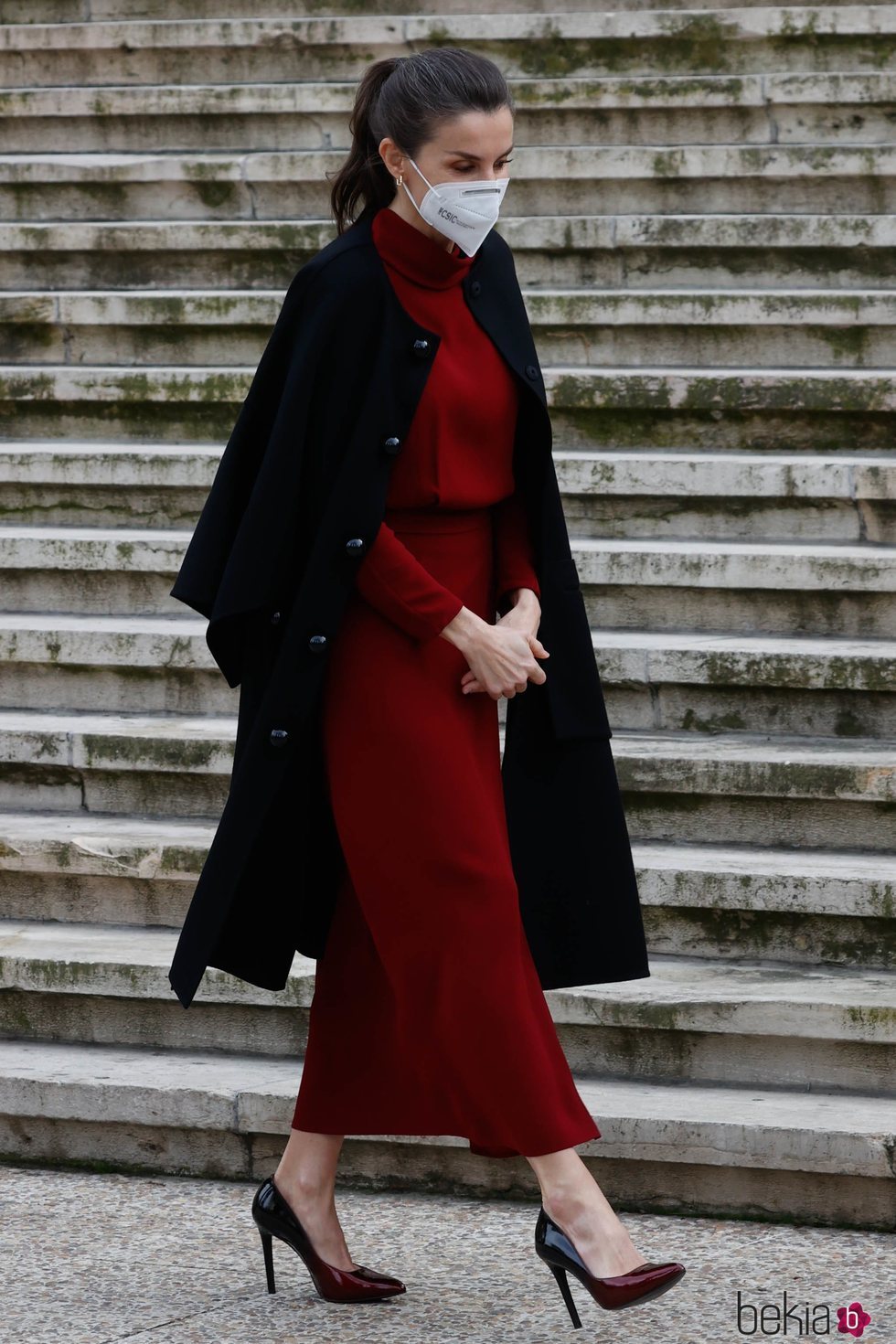La Reina Letizia con un vestido burdeos de Massimo Dutti en la la Biblioteca Nacional de España