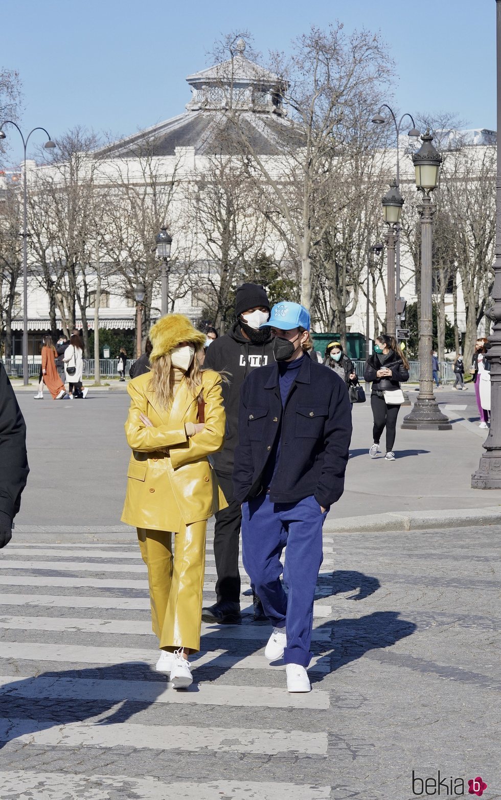 Hailey Bieber con un look monocromático en París