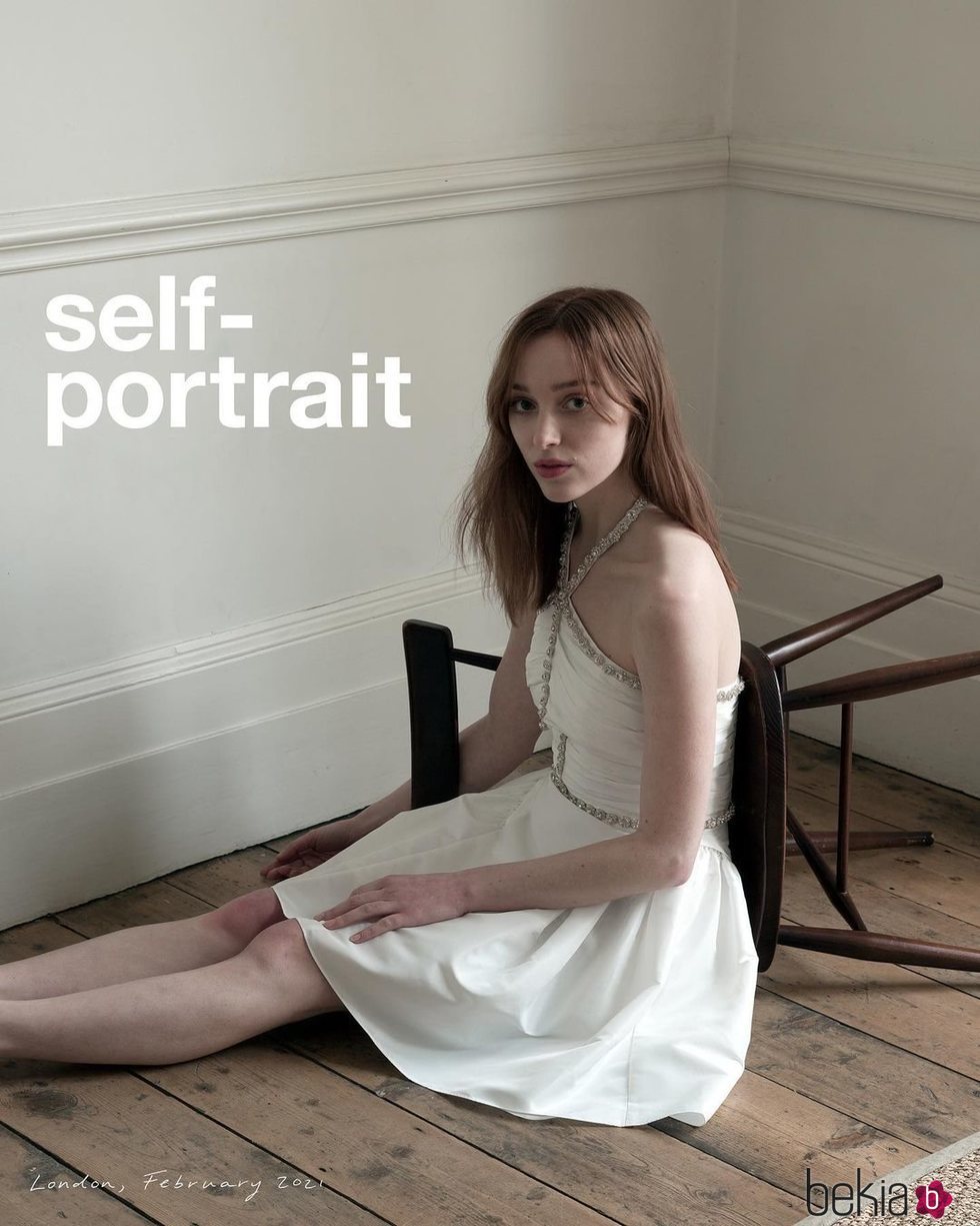 Phoebe Dynevor con un vestido blanco de la colección otoño/invierno 2021/2022 de Self-Portrait
