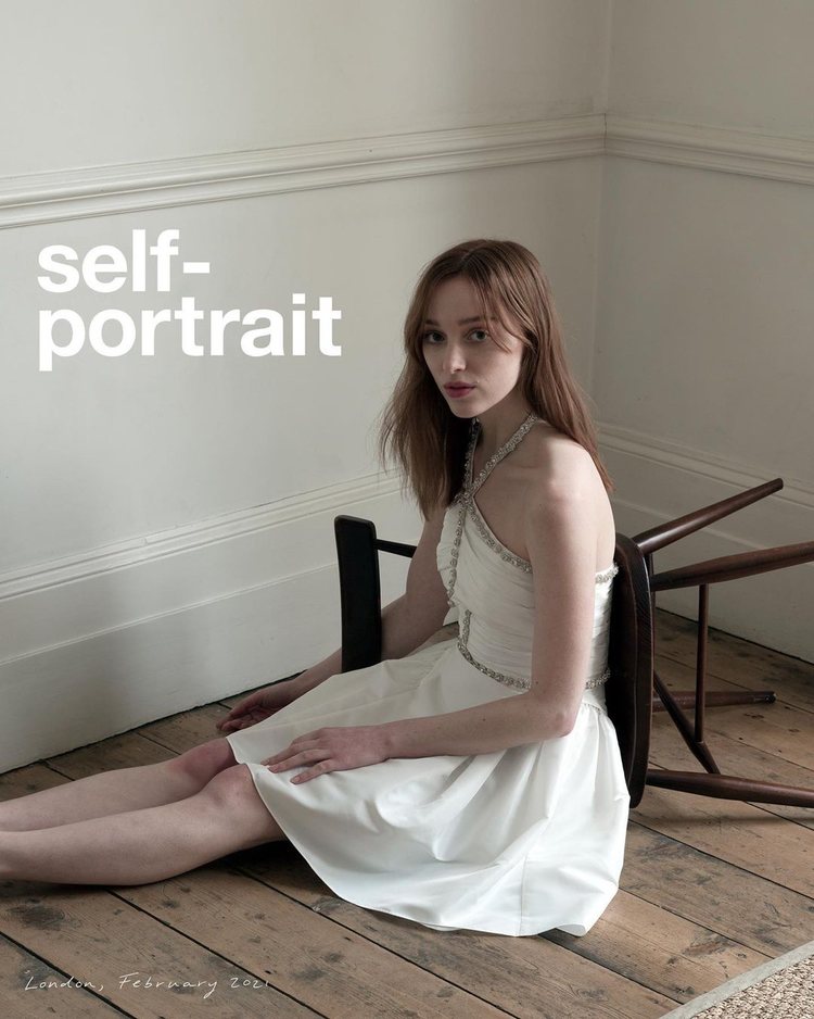 Phoebe Dynevor con un vestido blanco de la colección otoño/invierno 2021/2022 de Self-Portrait
