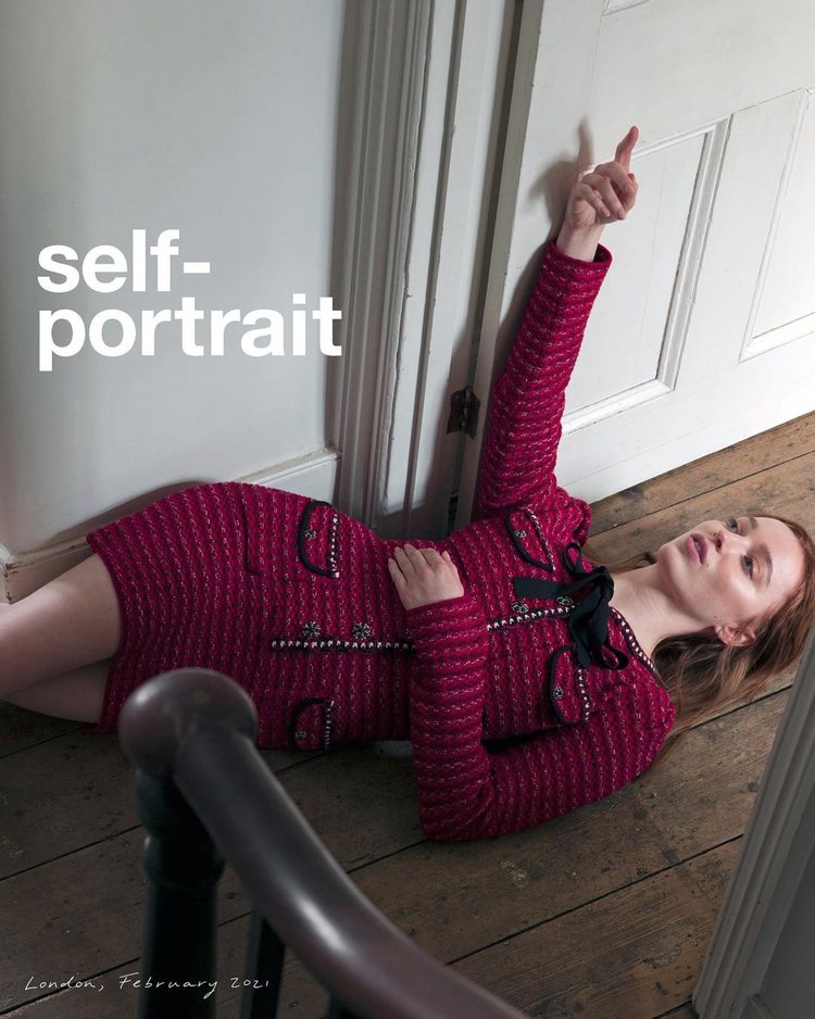 Phoebe Dynevor con un vestido de tweed rosa de la colección otoño/invierno 2021/2022 de Self-Portrait