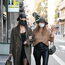 Irina Shayk y Valentina Micchetti (su PR) pasenado por Milán durante la Fashion Week