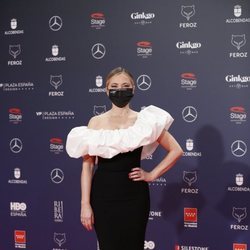 Pilar Castro con un vestido largo bicolor de Pronovias en la alfombra roja de los Premios Feroz 2021