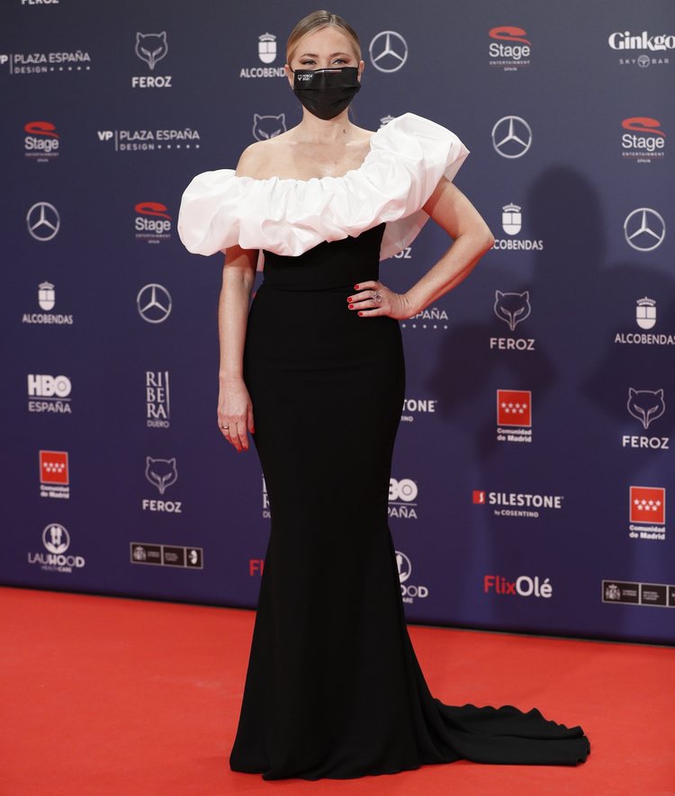 Pilar Castro con un vestido largo bicolor de Pronovias en la alfombra roja de los Premios Feroz 2021