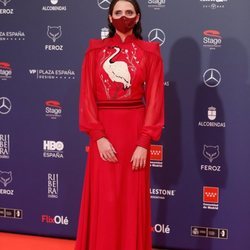 Macarena Gómez con un vestido de Teresa Helbig en la alfombra roja de los Premios Feroz 2021