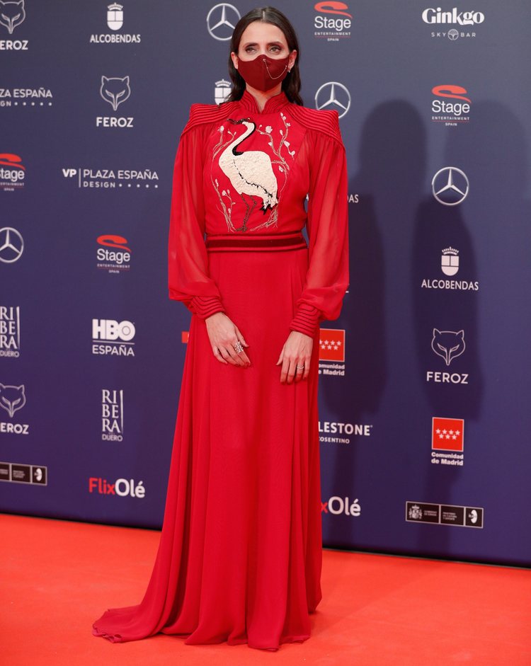Macarena Gómez con un vestido de Teresa Helbig en la alfombra roja de los Premios Feroz 2021