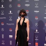 Megan Montaner con un vestido negro de Toni Maticevski en la alfombra roja de los Premios Feroz 2021