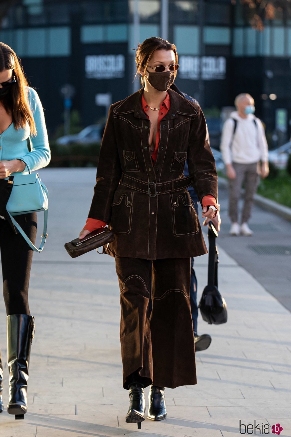 Bella hadid con un dos piezas marrón estilo western por las calles de Milán