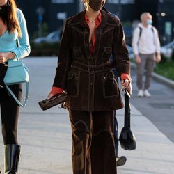 Bella hadid con un dos piezas marrón estilo western por las calles de Milán