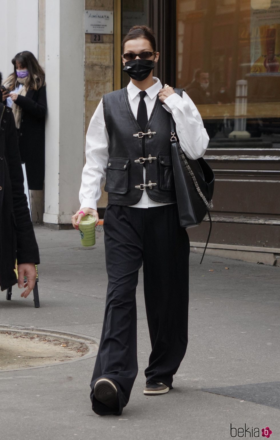 Bella Hadid con un look masculino en París