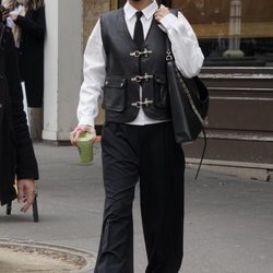 Bella Hadid con un look masculino en París